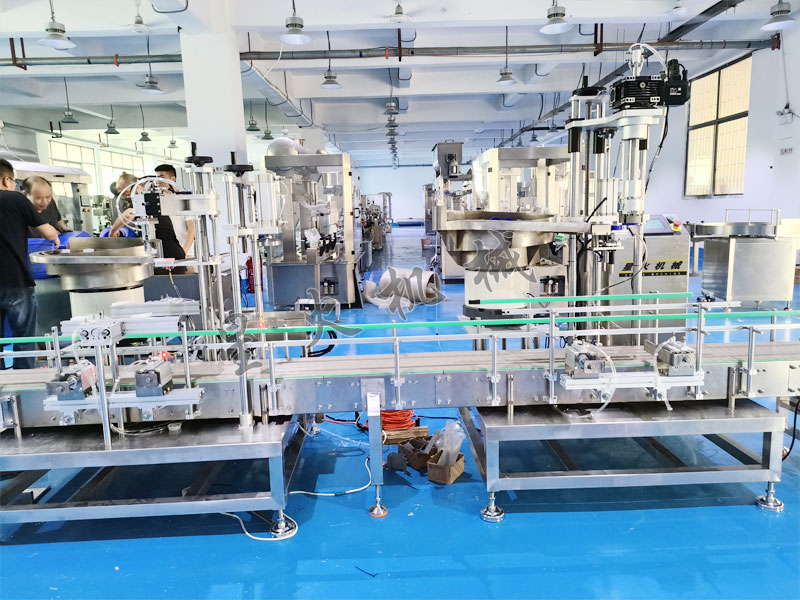 20KG化工溶液称重灌装生产线-压塞旋盖细节实拍